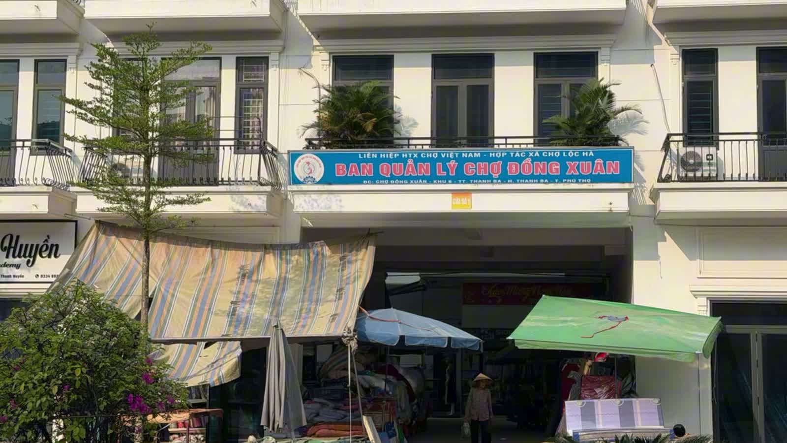 Biển Ban quản lý chợ Đồng Xuân và vài hàng rau bày ngoài hiên ki-ốt