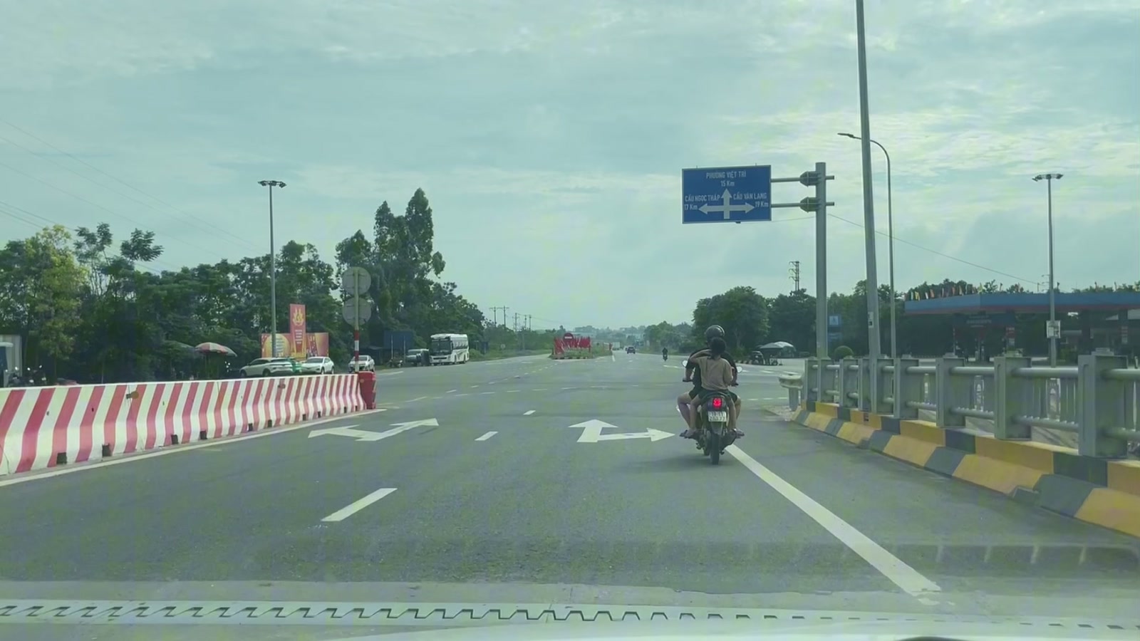 Mặt cầu Phong Châu mới, rộng 20,5 mét với 4 làn xe cơ giới và 2 làn xe thô sơ.