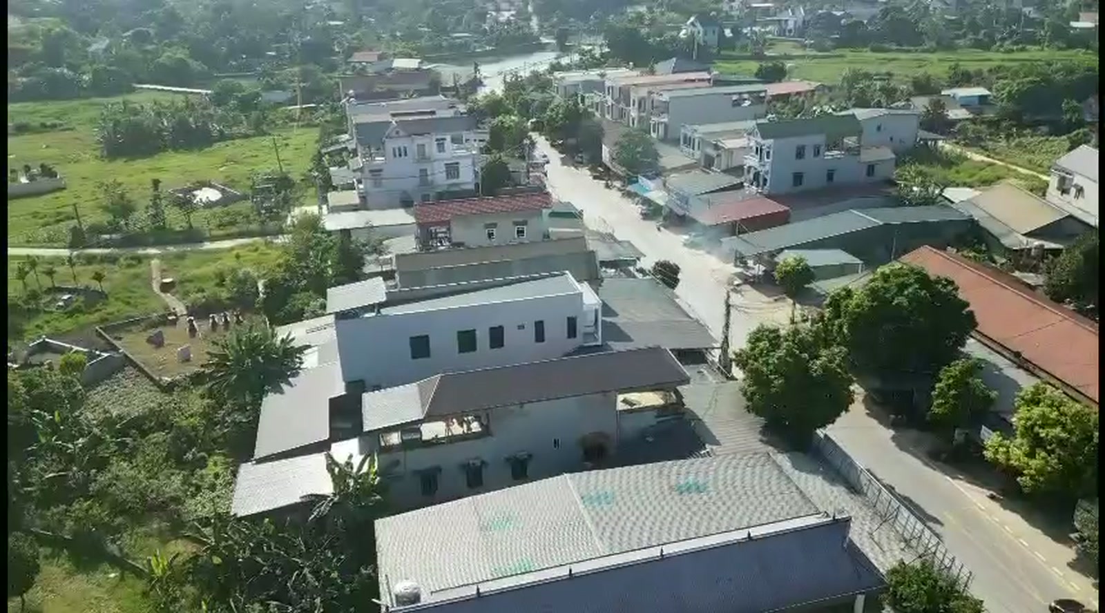 Khu dân cư ven sông nhìn từ trên cao. Cùng một tỉnh, hai khu vực có thể đi hai hướng khác nhau.