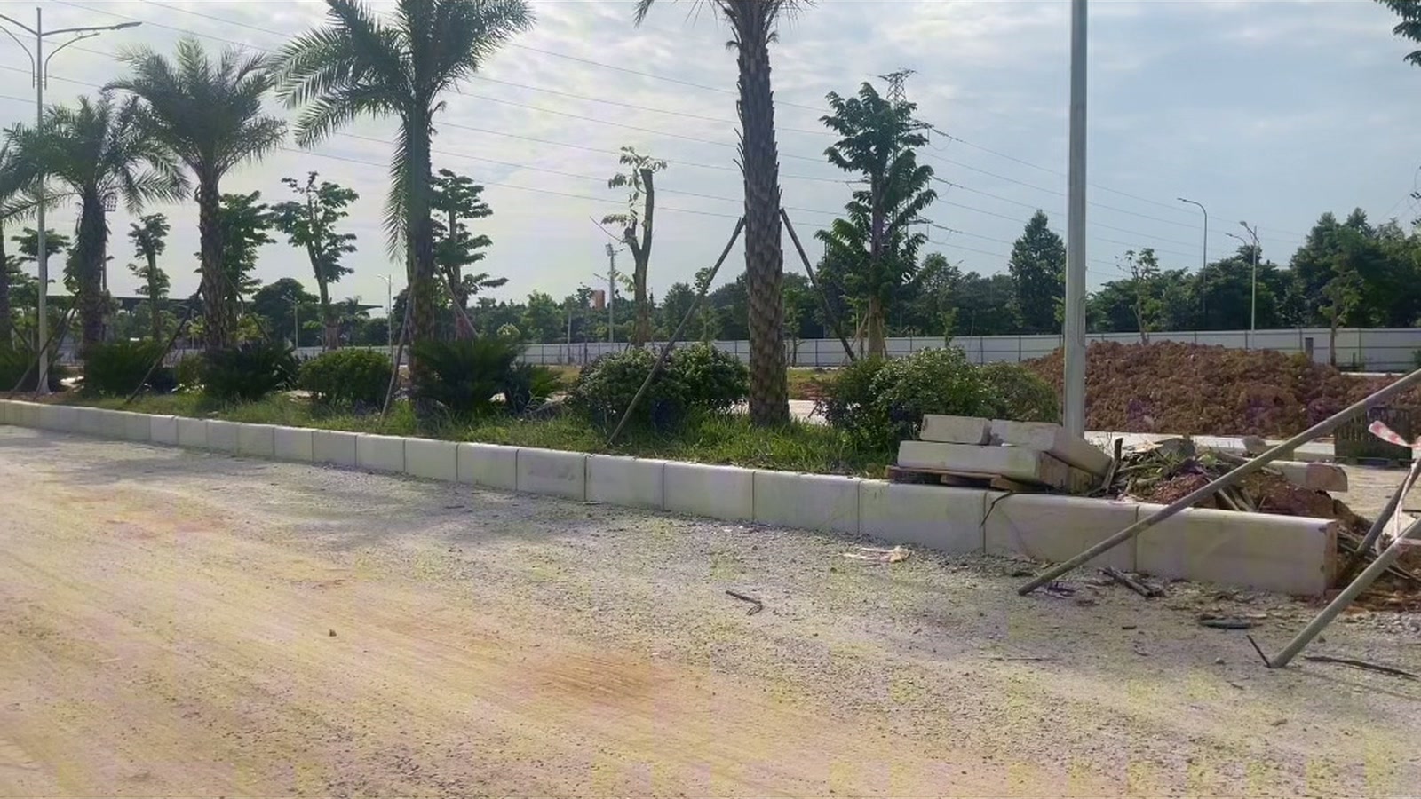 Mặt bằng đang san trong khu đô thị. Tiện ích trên bản vẽ và tiện ích đang vận hành là hai chuyện khác nhau.