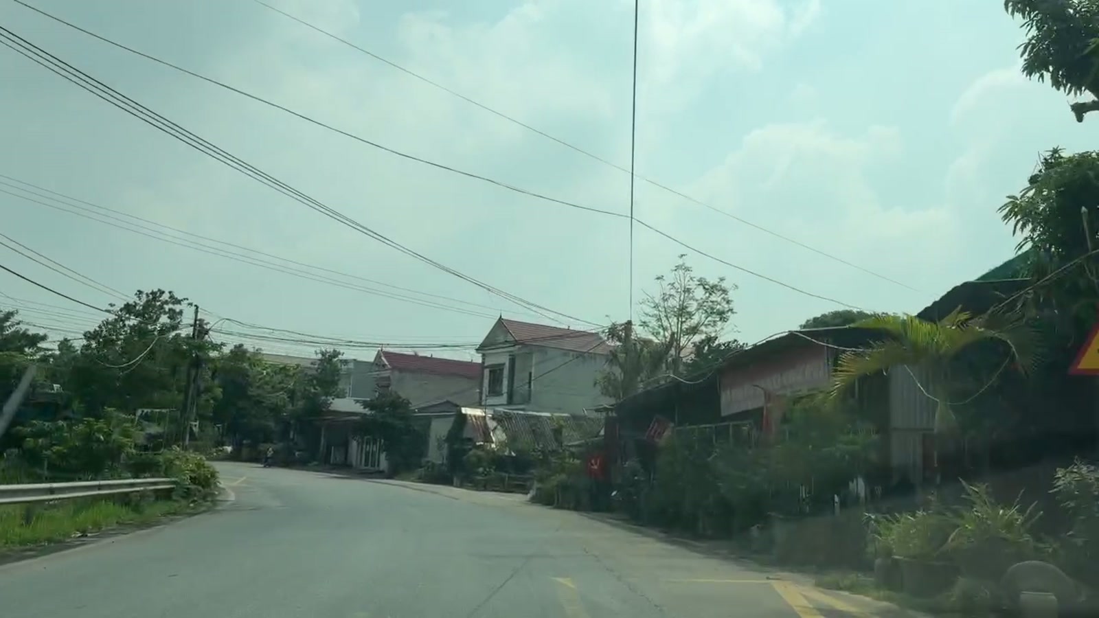 Một con đường làng ở Phú Thọ. Phần lớn thửa đất tôi được nhờ xem nằm ở những con đường như thế này.
