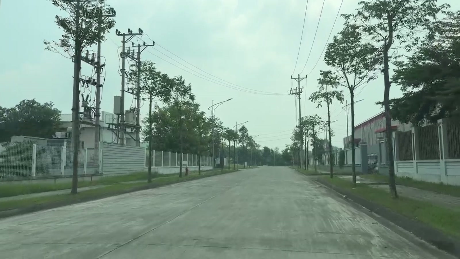 Đường nội khu có nhà xưởng ở Phú Thọ. Tiền vay rẻ hay đắt quyết định ai mua được những mảnh dọc tuyến này.
