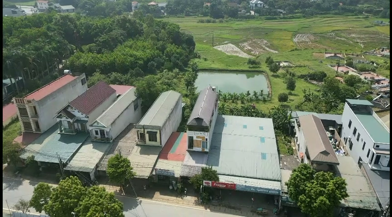 Khu dân cư mới nằm cạnh ruộng. Ảnh tôi tự quay ở Phú Thọ.