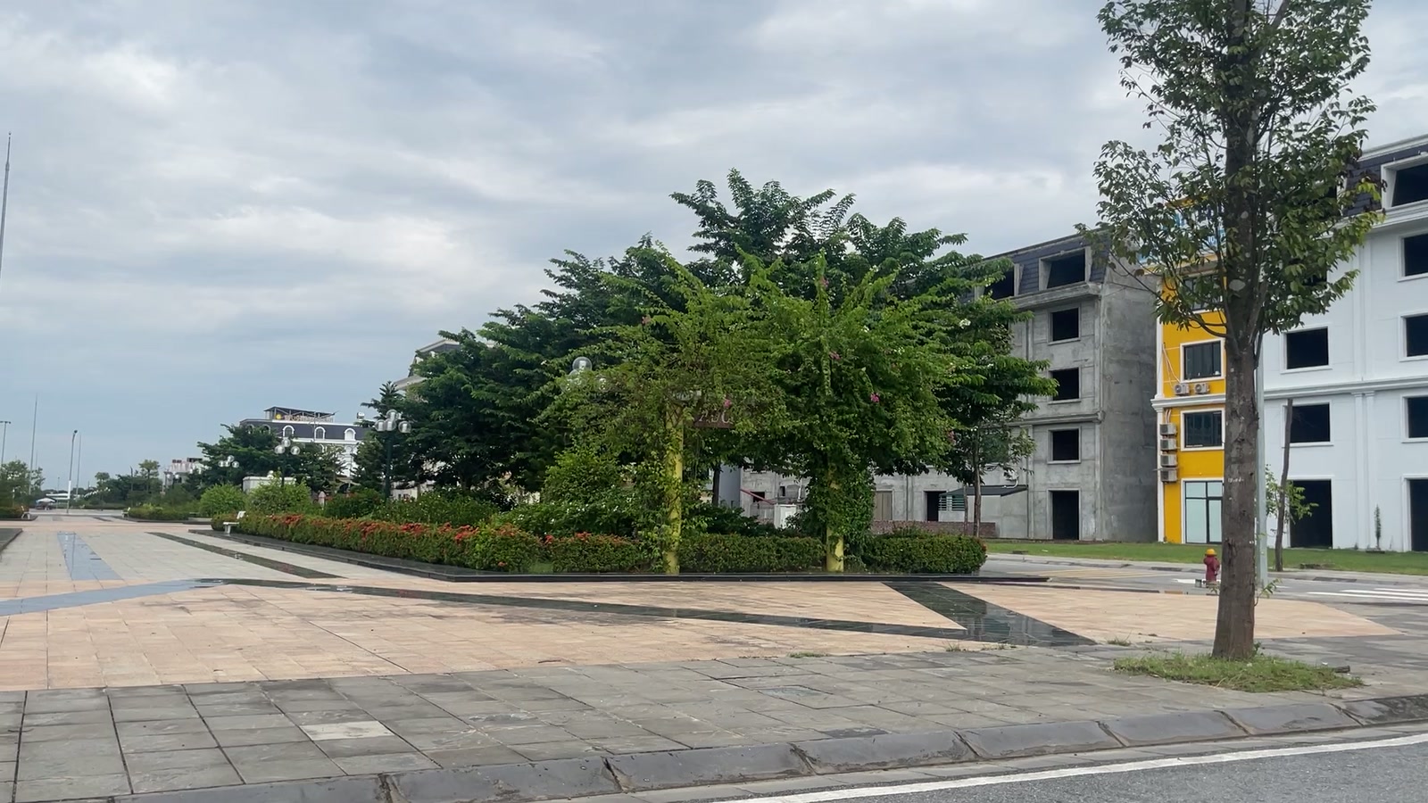 Một khu đô thị mới ở Phú Thọ. Nguồn cung căn hộ có thể tăng rất nhanh — đó là điểm yếu mà đất không có.