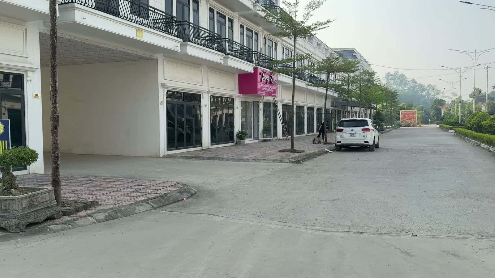 Dãy ki-ốt chợ Đồng Xuân xã Thanh Ba đóng cửa im lìm vào buổi sáng