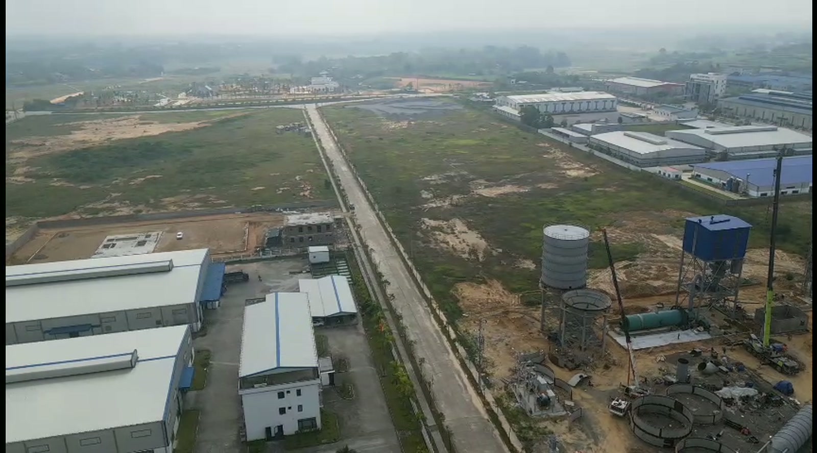 Đường nội khu và nhà xưởng. Khu công nghiệp không chỉ tạo việc làm bên trong hàng rào.