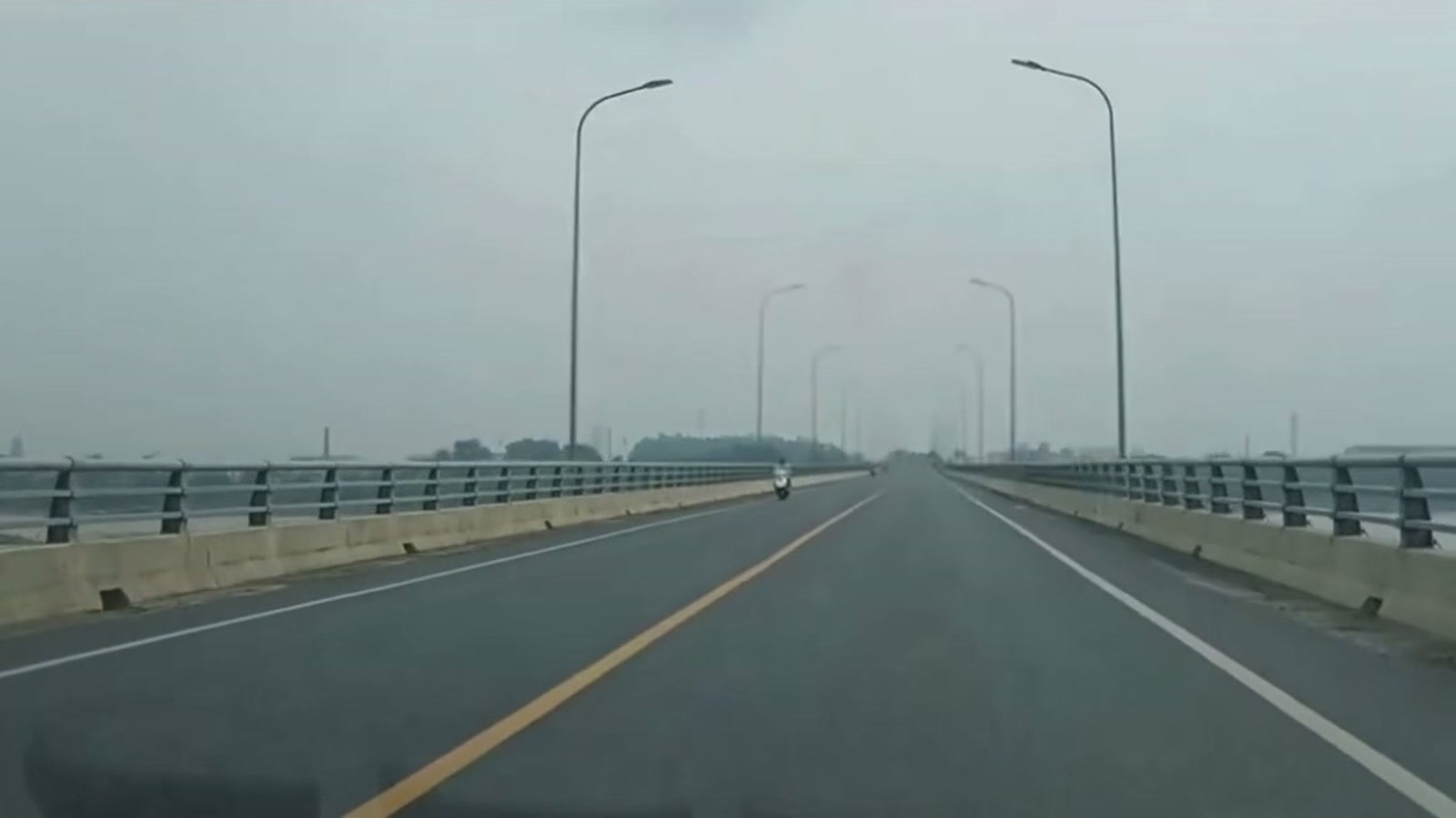 Mặt cầu nhìn từ xe. Ảnh tôi quay khi đi thực địa.
